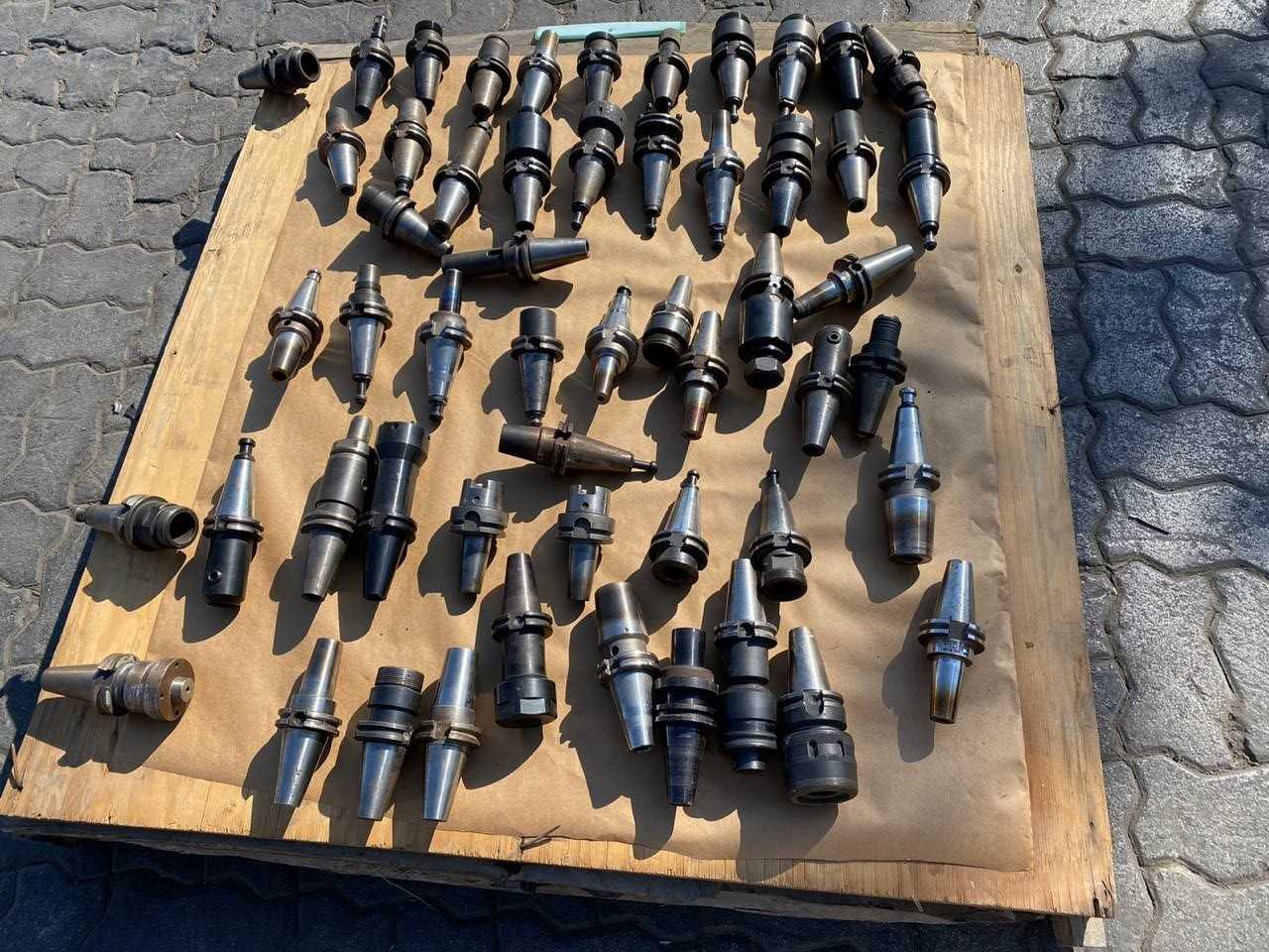 PALLET OF ASSORTED CAT 40 TOOL HOLDERS - ELECTRIC POWER TOOLS