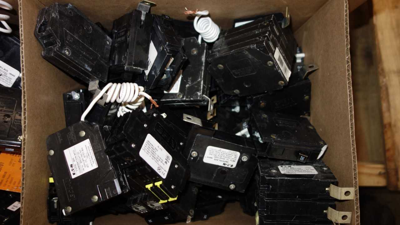 1 BOX OF ASSORTED EATON MINIATURE CIRCUIT BREAKERS, QUICKLAG, BR, CH - CIRCUIT BREAKERS