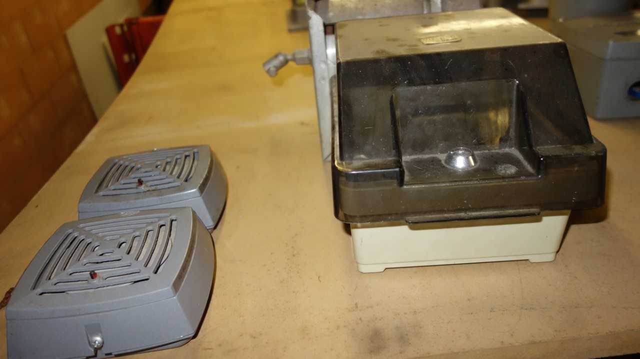 LOT OF ASSORTED ELECTRICAL CONTROLS AND LIGHTING COMPONENTS - ELECTRICAL COMPONENTS