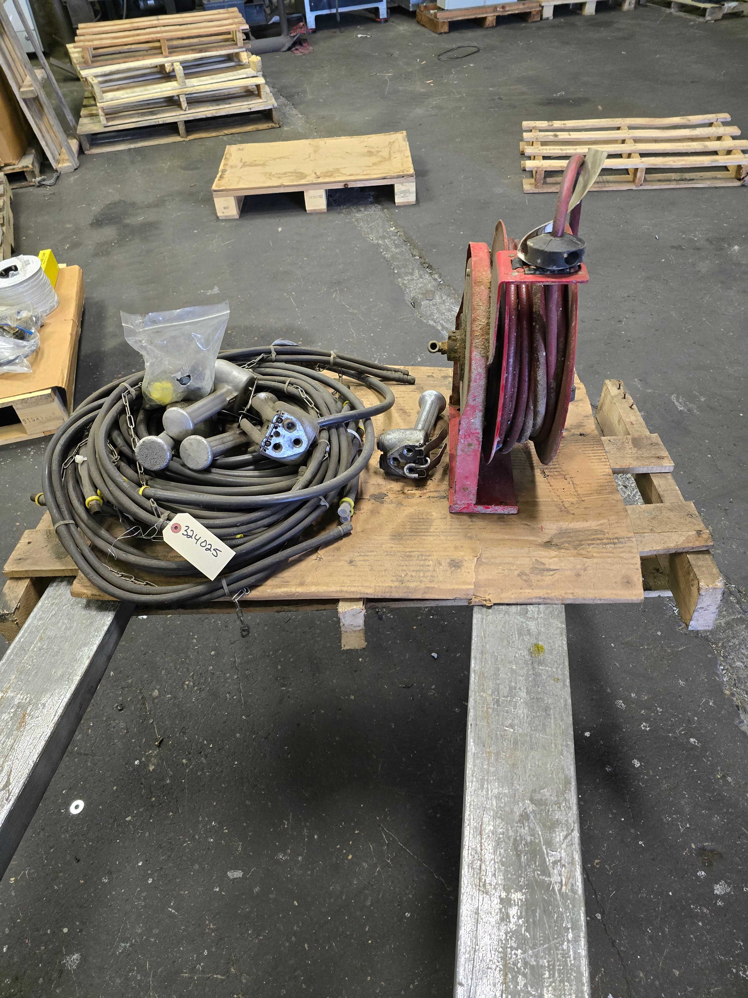 LOT OF HOSES AND HOSE REEL - INDUSTRIAL PARTS LOT OF HOSES AND HOSE REEL - INDUSTRIAL PARTS