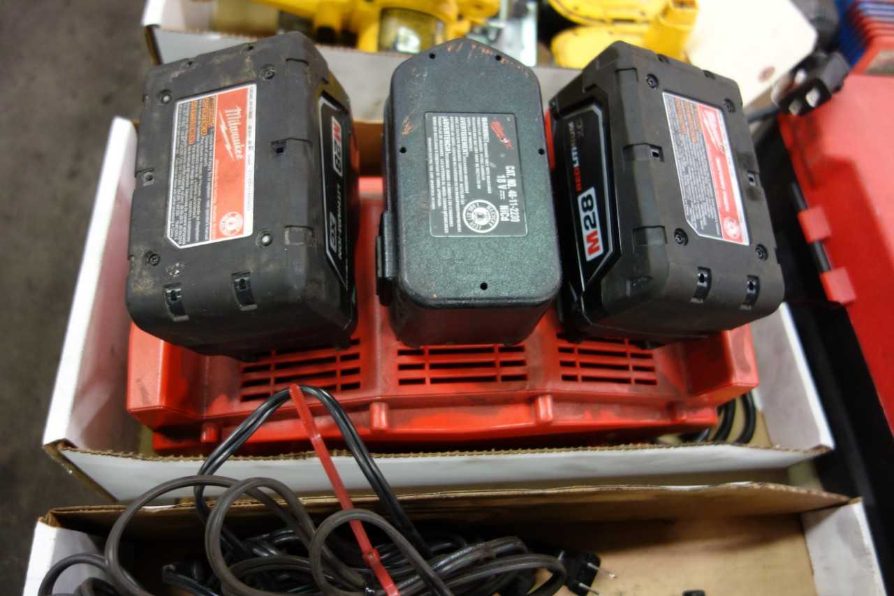 MILWAUKEE 48-59-0280 V18/V28 MULTI-BAY CHARGER - ELECTRIC POWER TOOLS