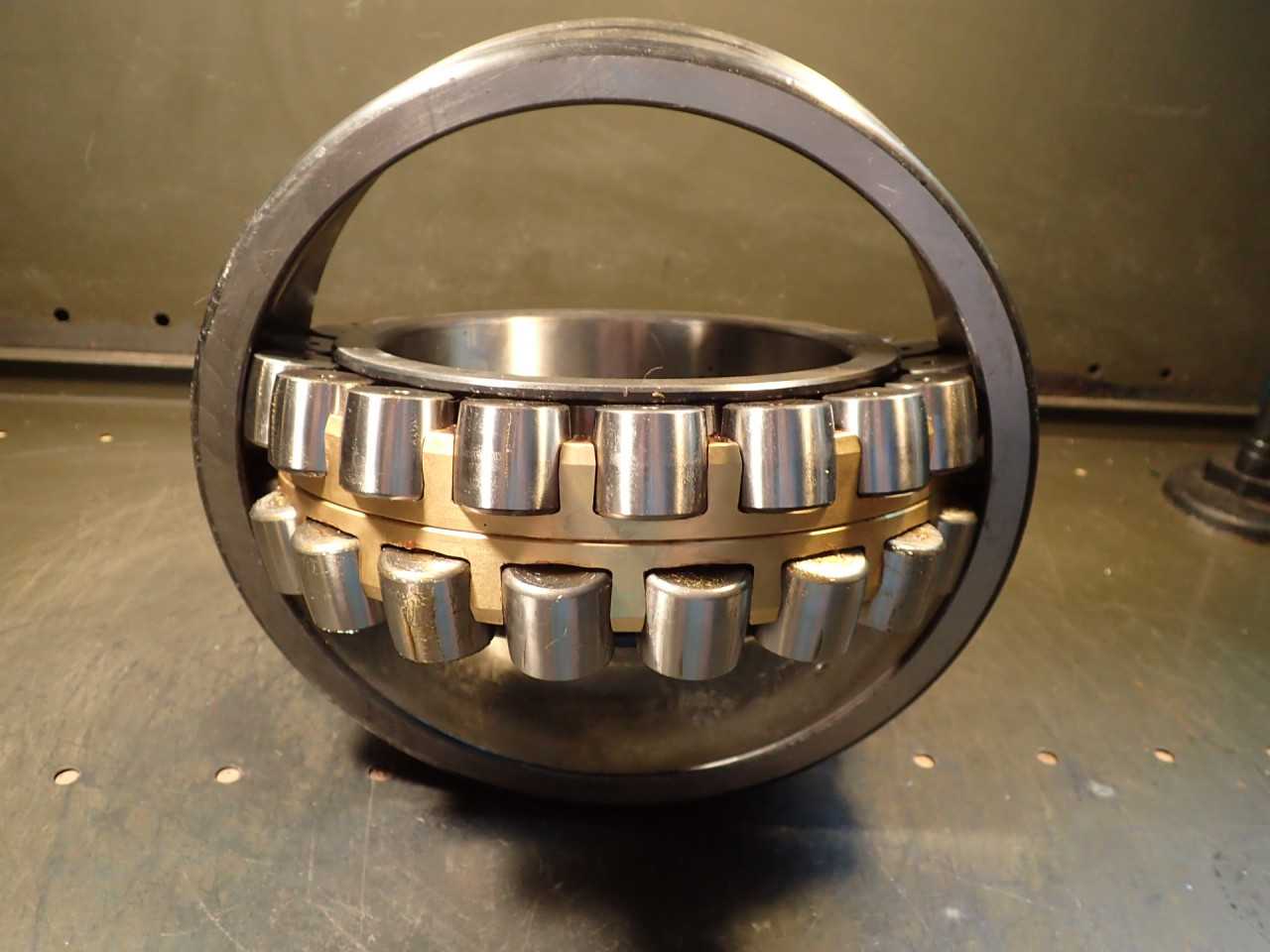 Torrington 22228 W33 Spherical Roller Bearing: 250mm OD 140mm ID 68mm Thick - BEARINGS
