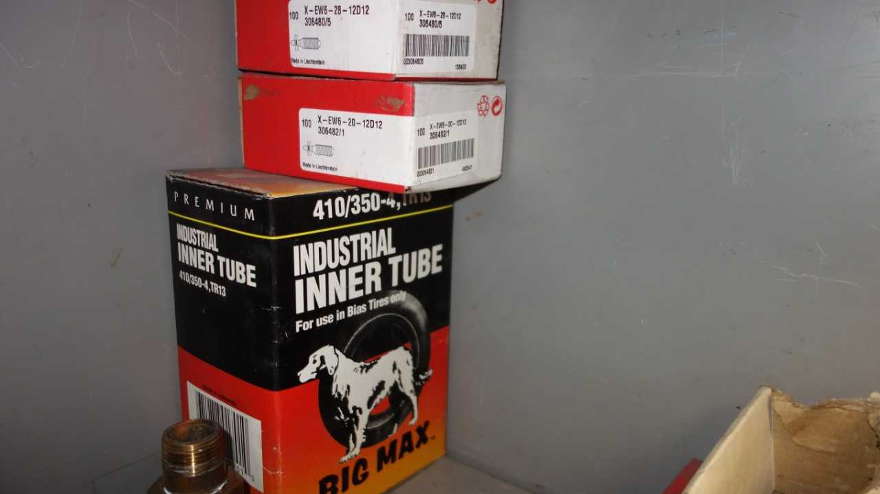 CONTENTS OF SHELVING COLUMN, HAND TOOLS, WRENCHES, SPANNERS, RATCHETS, PLIERS, TUBING - HAND TOOLS