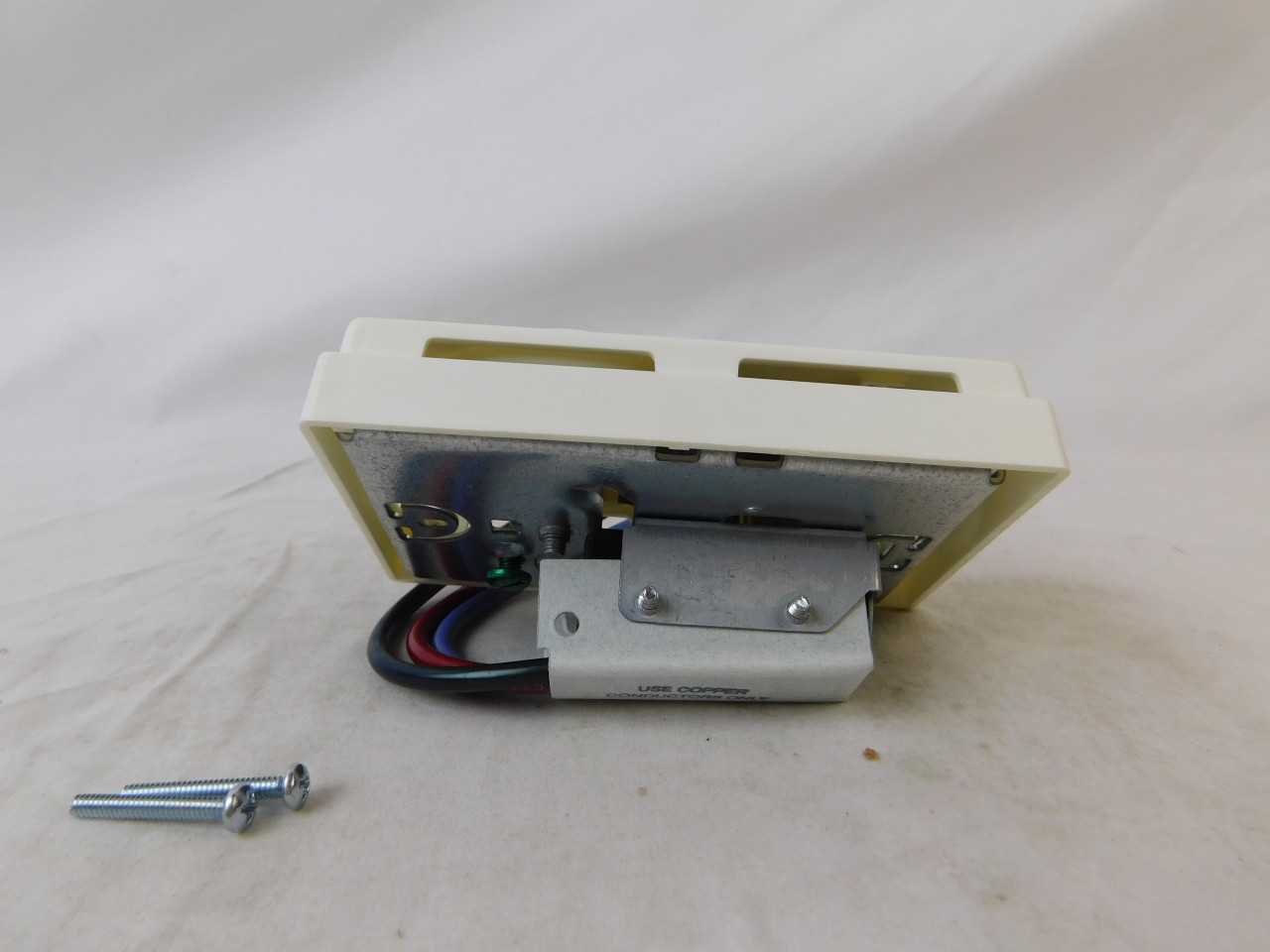Quantity of 50 New Surplus Invensys Controls M600C-25H Thermostat 25A - ELECTRICAL COMPONENTS