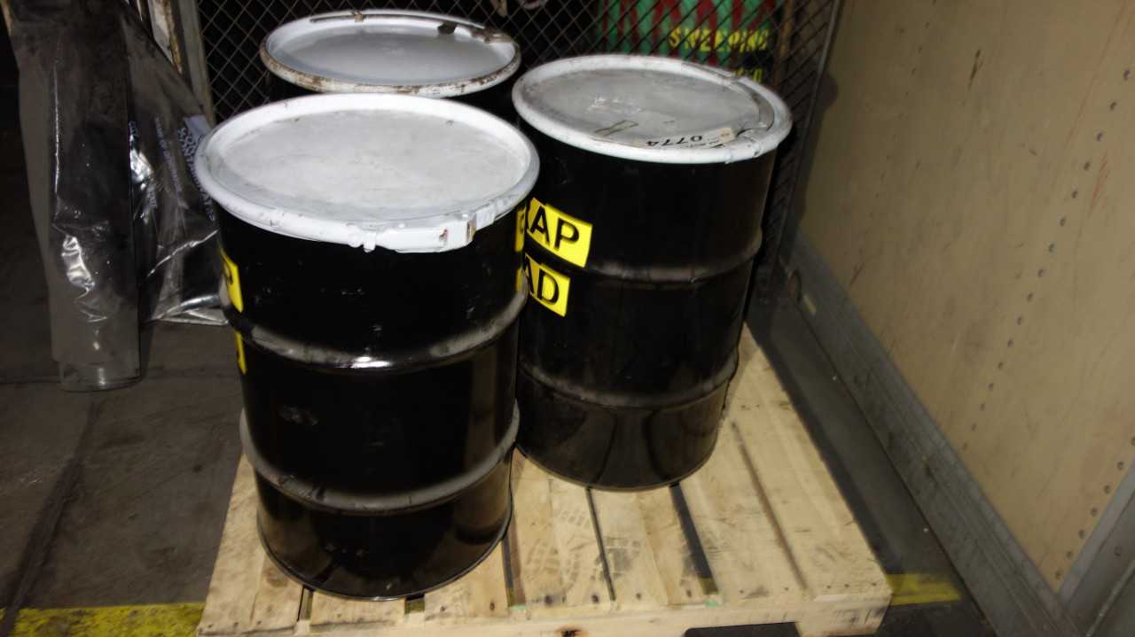 LOT OF 3 BARRELS WITH SCRAP LEAD - ELECTRIC POWER TOOLS