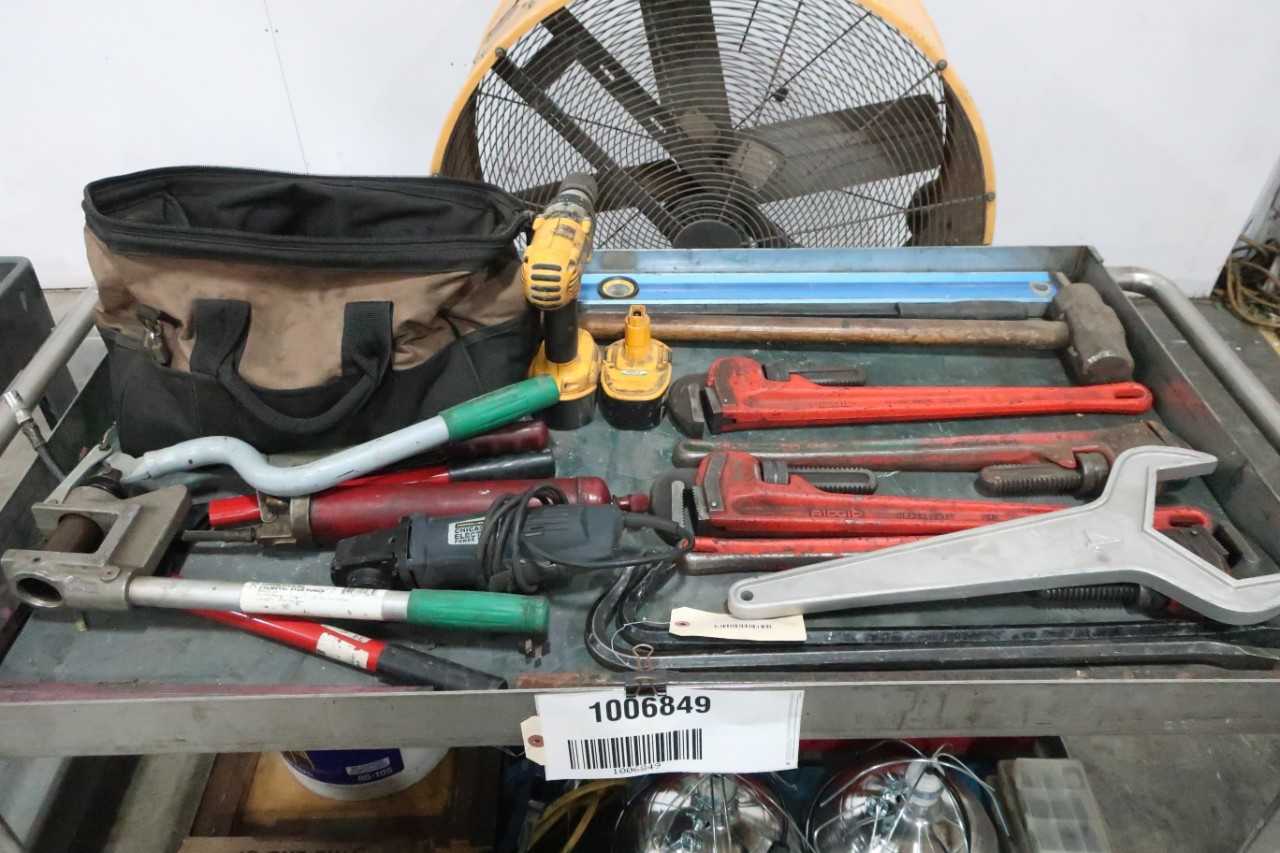2 UTILITY CARTS, INDUSTRIAL FAN AND ASSORTED HAND TOOLS. - HAND TOOLS