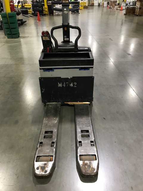 2005 Crown PE4000-60 rider jack, Hebron, KY - MANUAL PALLET JACKS