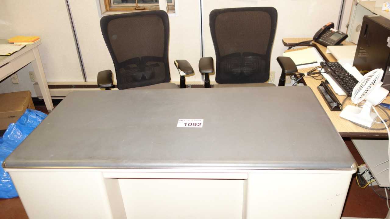 LOT OF FURNITURE, 1X TABLE, 2X CHAIR - PLANT & FACILITY