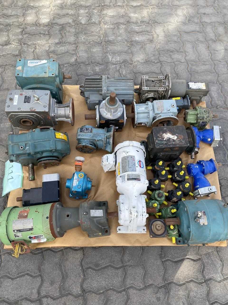 PALLET OF ASSORTED GEARS AND GEAR MOTOR - ELECTRIC MOTORS