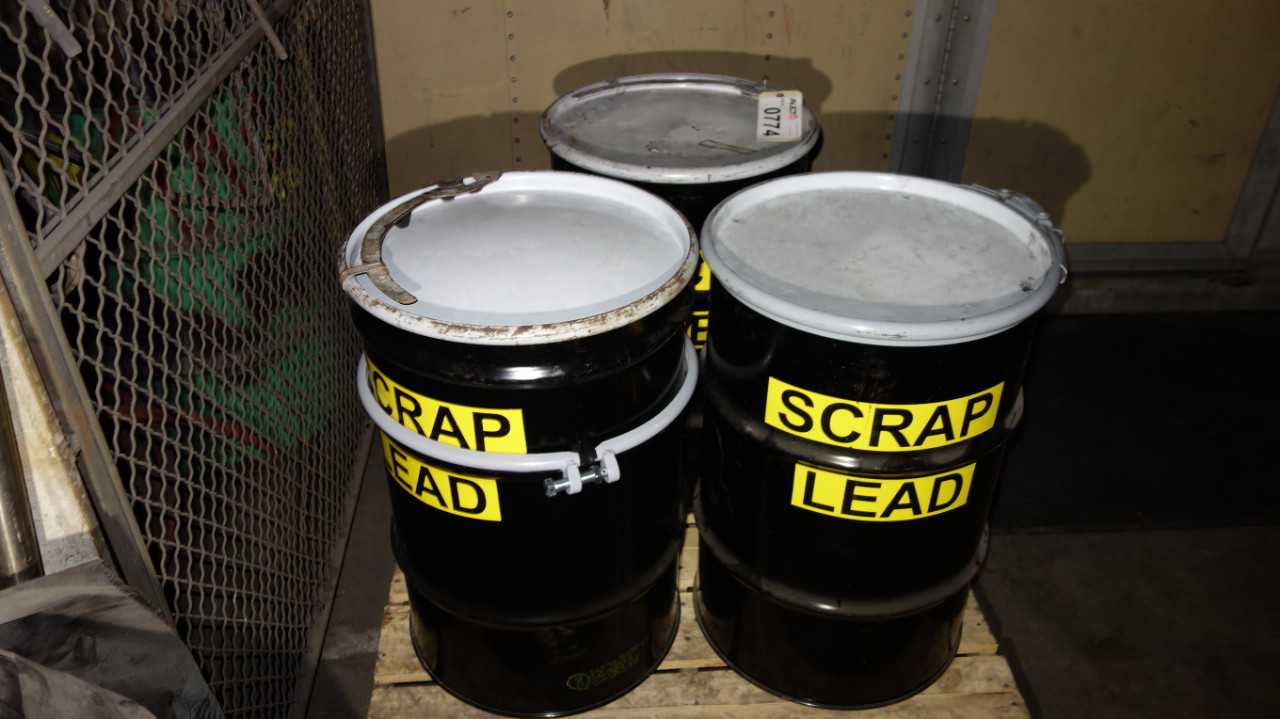 LOT OF 3 BARRELS WITH SCRAP LEAD - ELECTRIC POWER TOOLS