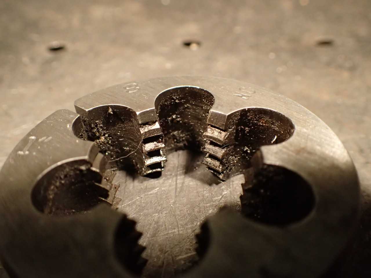 Cleveland 1" -8 NC Split Thread Threading Die: 2" Round Body, USA - HOLEMAKING TOOLS