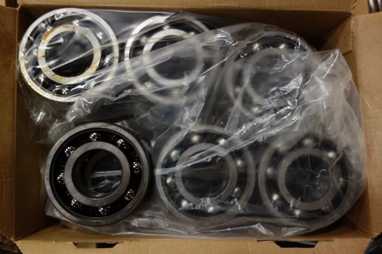 LOT OF 8 BOXES OF SKF ROLLER BEARINGS - BEARINGS