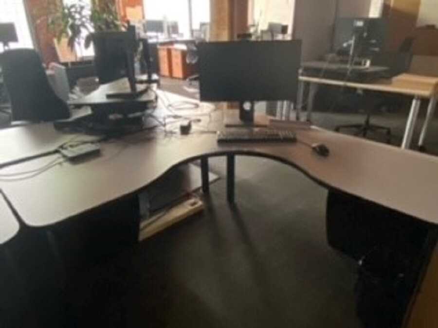 Lot of 32 Corner Desks (2596881) Vancouver, BC - MISCELLANEOUS