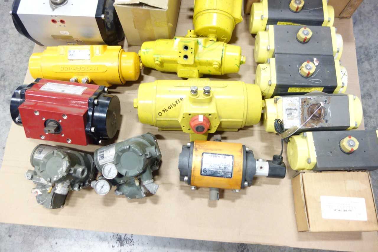 LOT OF ASSORTED PNEUMATIC ACCESSORIES - PNEUMATIC POWER TOOL