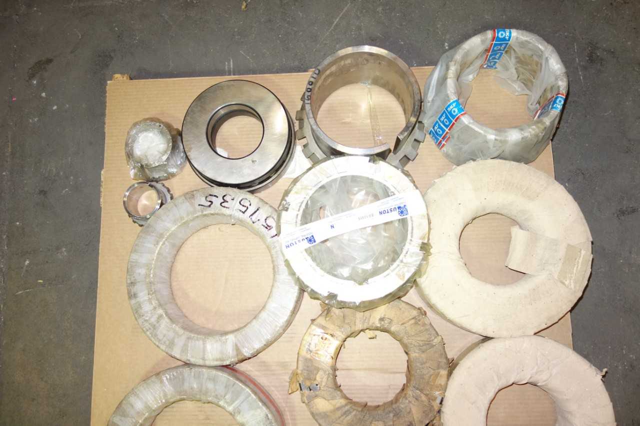 LOT OF ASSORTED BEARINGS AND ACCESSORIES - BEARINGS