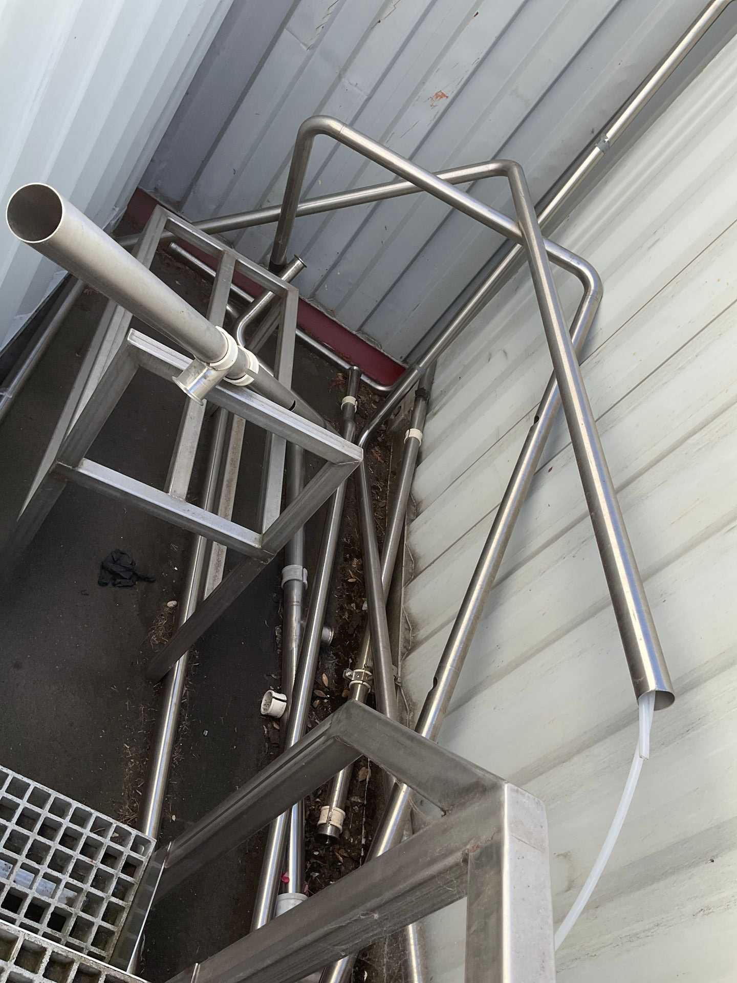 METAL STEP LADDER & PIPES