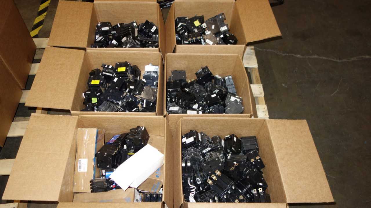 1 PALLET OF ASSORTED EATON QUICKLAG MINIATURE BREAKERS - CIRCUIT BREAKERS