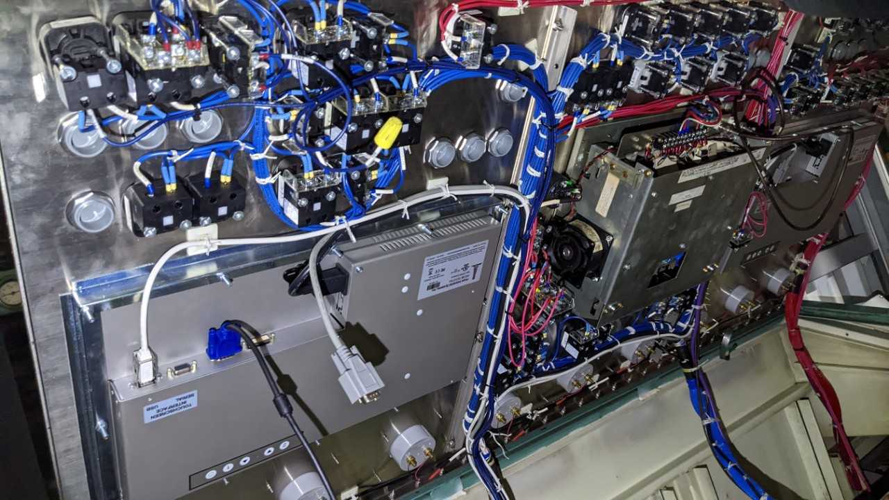 Sendzimir Control room and panel Control room and panel for Z mill machine. Hope industrial system HIS-ML19.5-STAA - AUTOMATION & CONTROLS