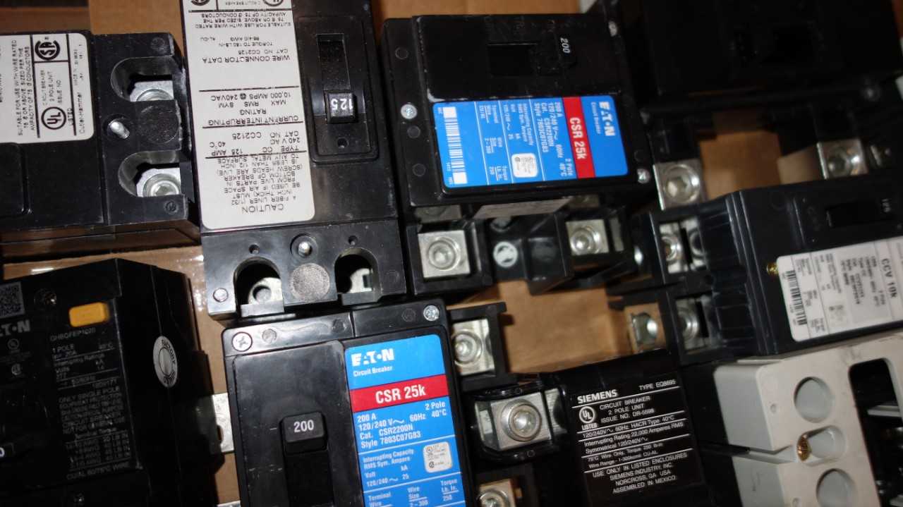 1 PALLET OF EATON CUTLER HAMMER CIRCUIT BREAKERS - CIRCUIT BREAKERS