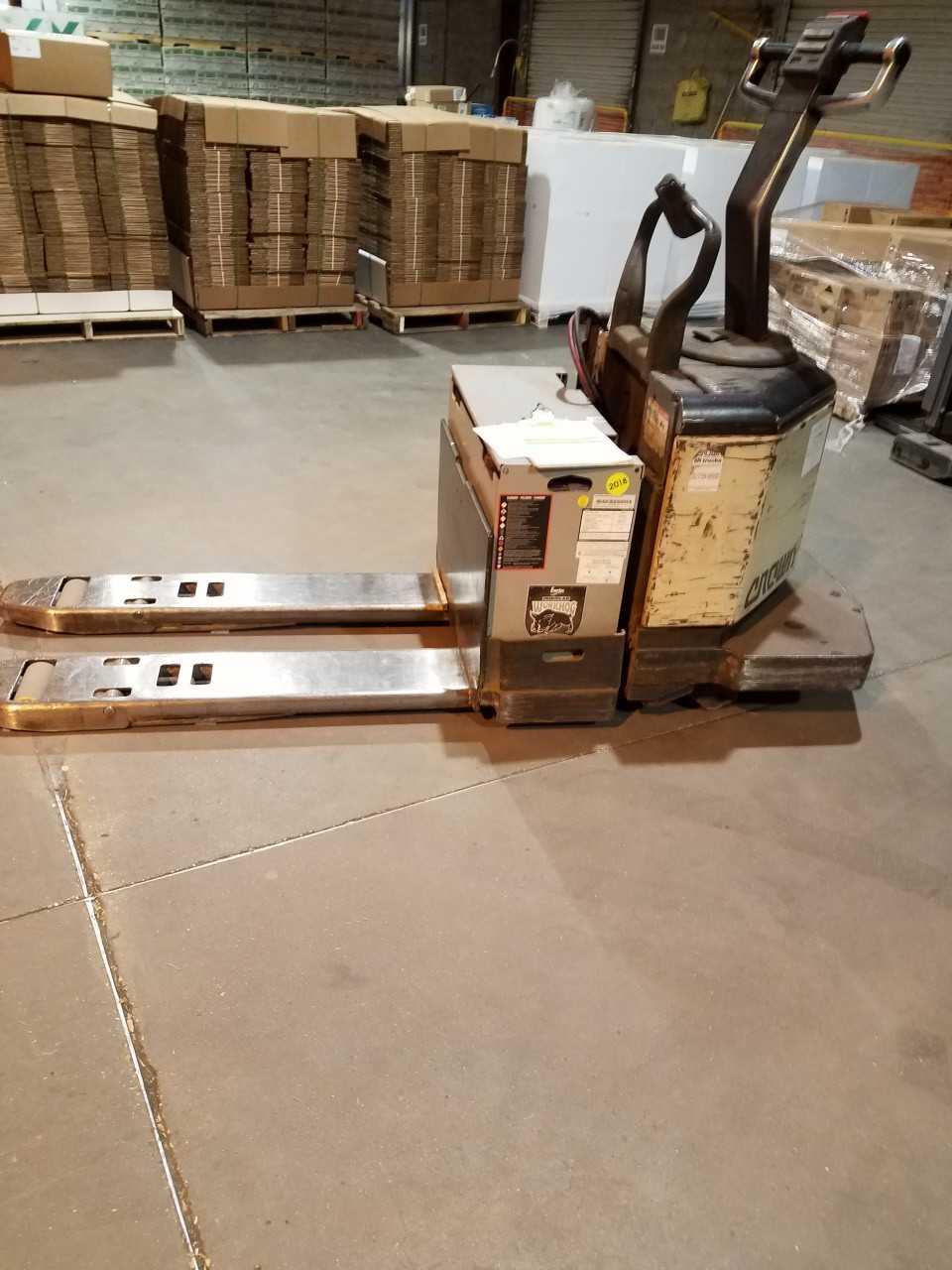 1997 Crown PE354060 rider pallet jack Baton Rouge LA - MANUAL PALLET JACKS