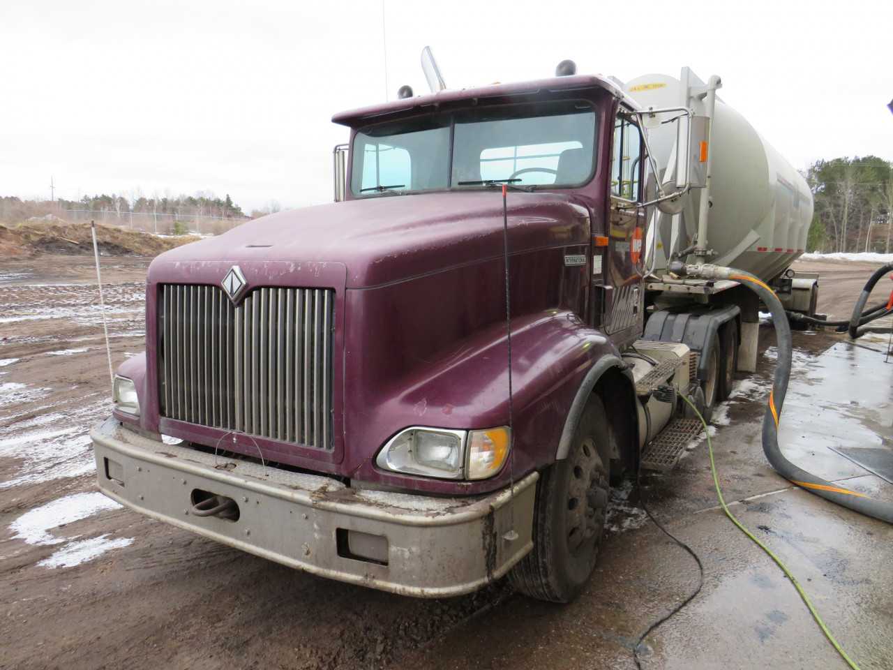 1999 NAVISTAR INTERNATIONAL 9400 ASH TRUCK - 91538 MILES - HYDRO EXCAVATOR TRUCKS