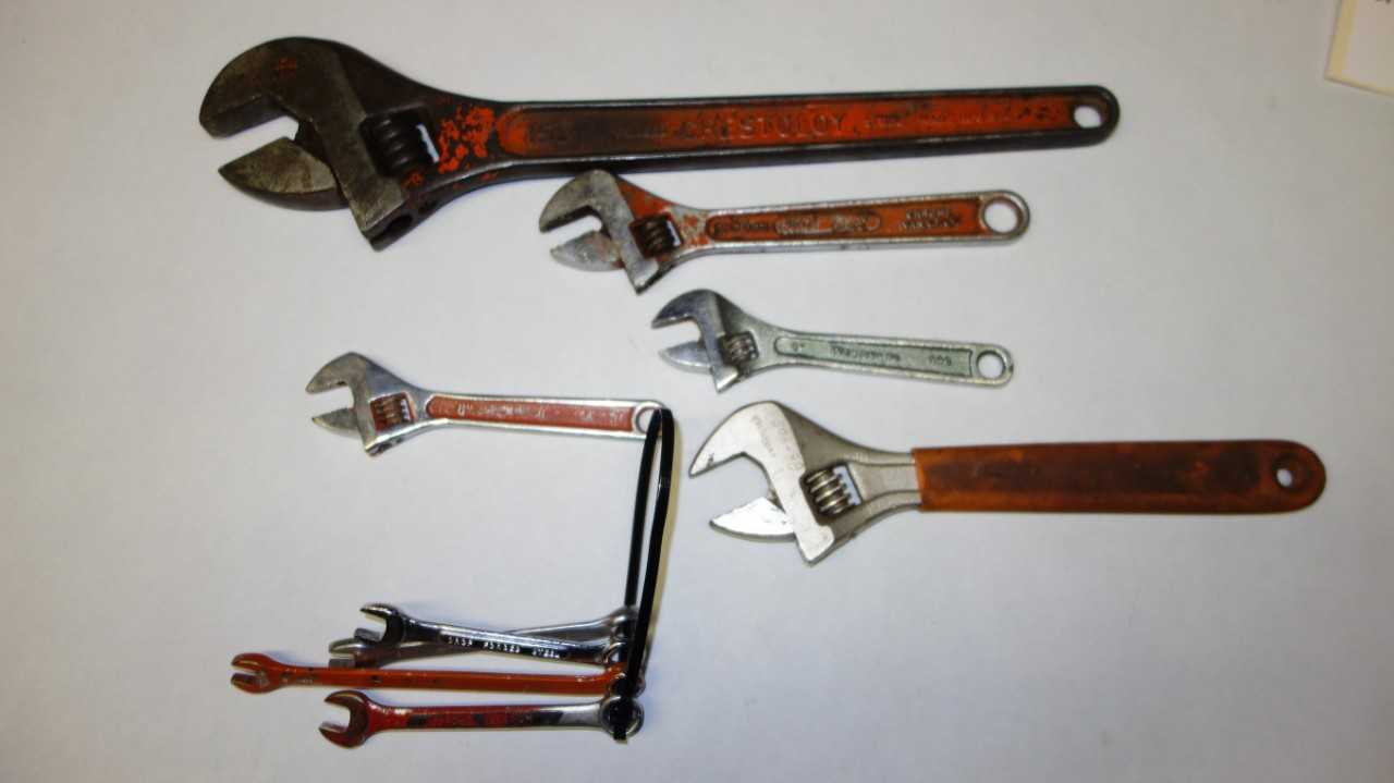 LOT OF 9 ASSORTED WRENCHES - HAND TOOLS