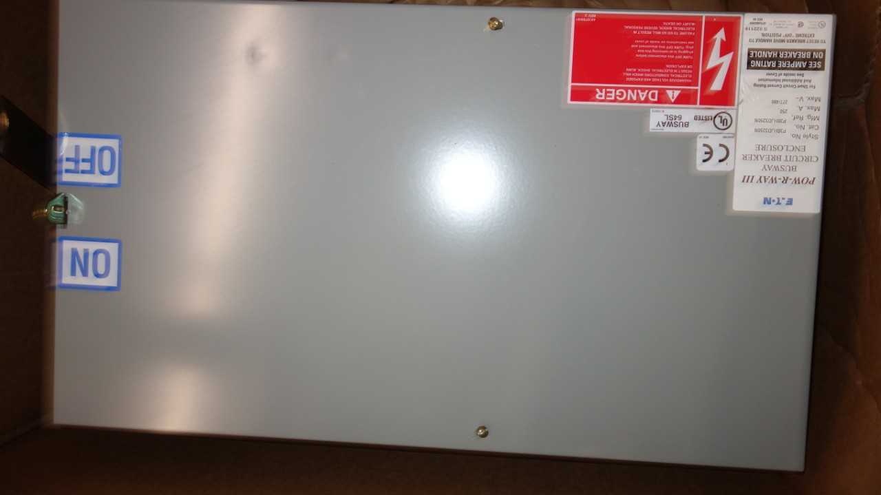 1 PALLET OF EATON POW-R-WAY III BREAKER PLUG BUSWAYS - CIRCUIT BREAKERS