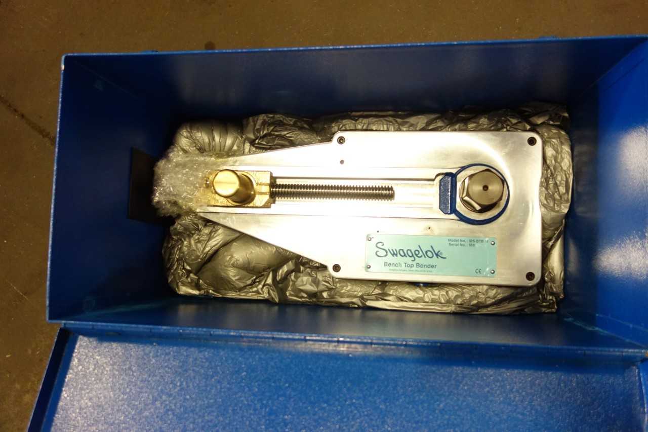 SWAGELOK BENCH TOP TUBE BENDER WITH CASE AND SPARE PARTS - MACHINING ACCESSORIES & TOOLING