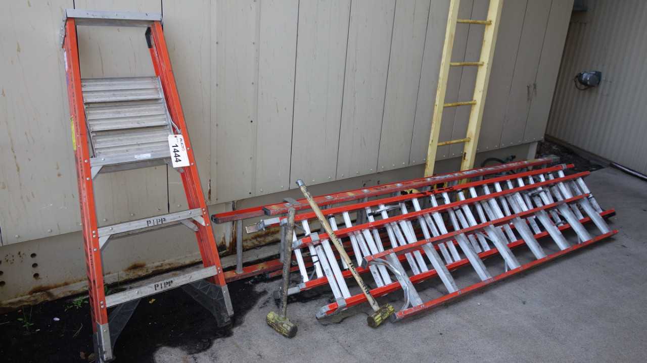LOT OF 5 FIBERGLASS LADDERS AND 2 SLEDGE HAMMERS - HAND TOOLS