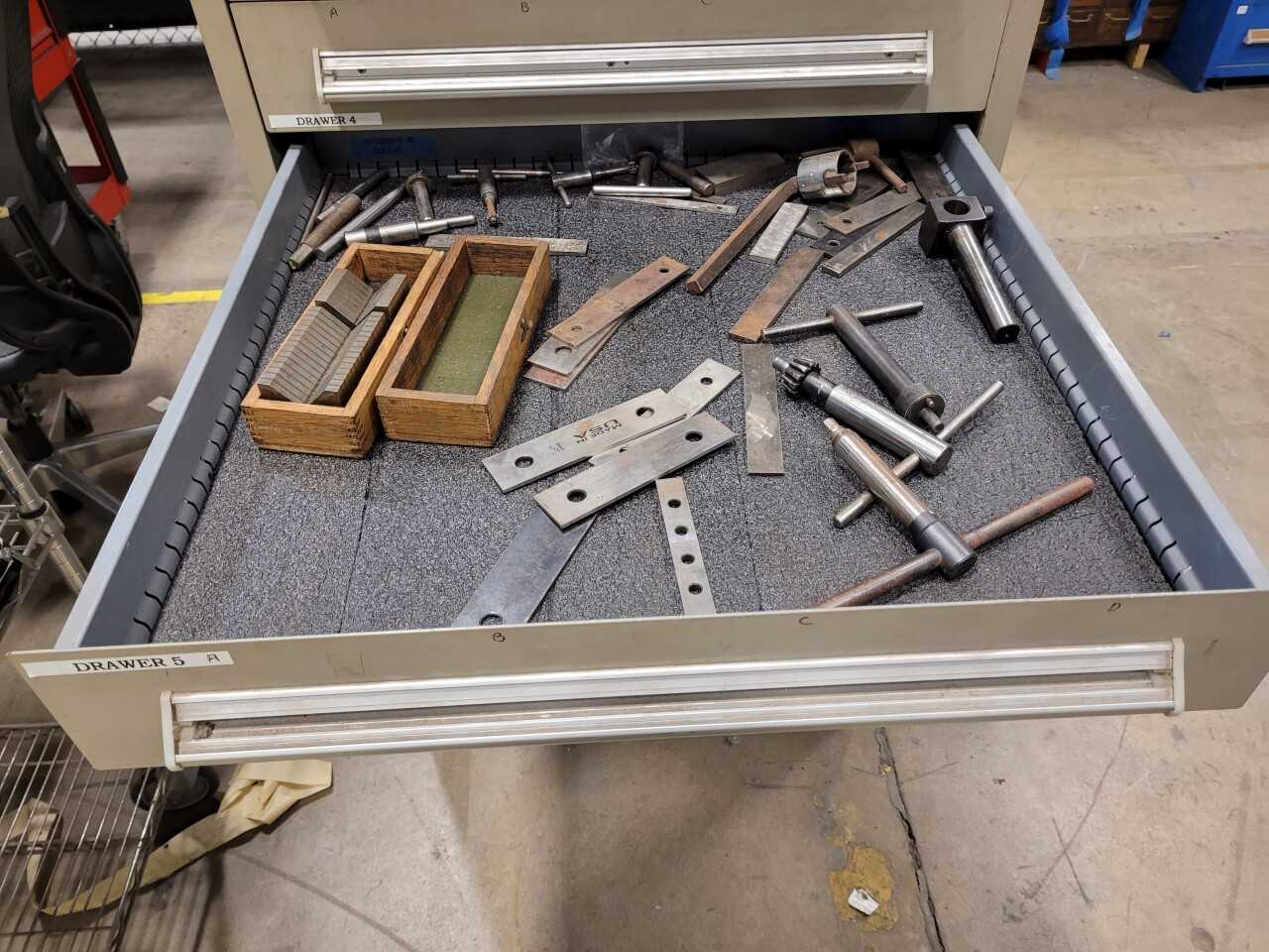 9 drawer cabnet with hardware (Lot 2586553) San Antonio, TX - MATERIAL HANDLING