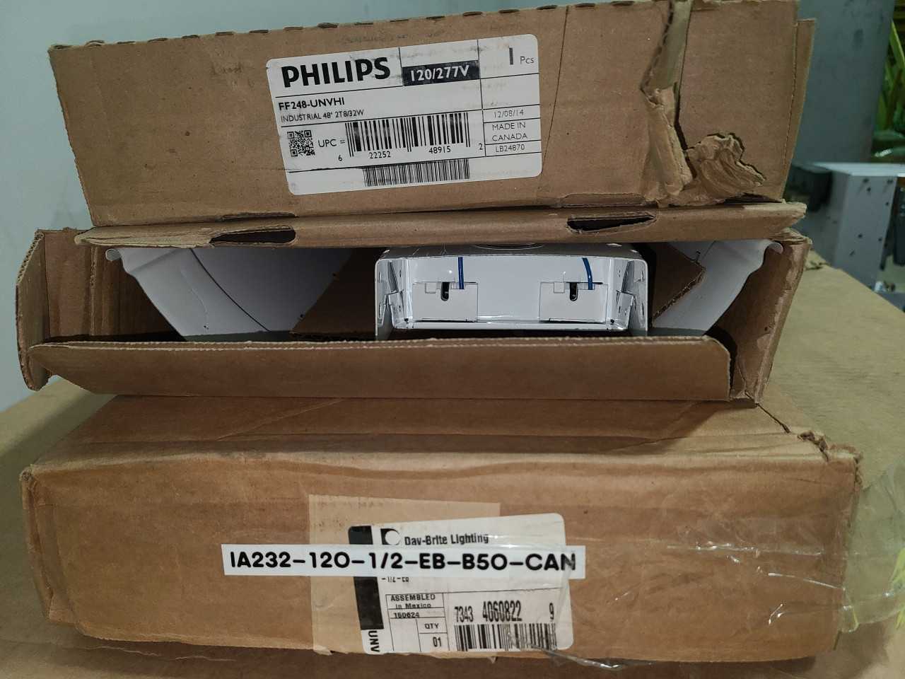 PHILIPS LIGHTING QTY 3 - LIGHTING