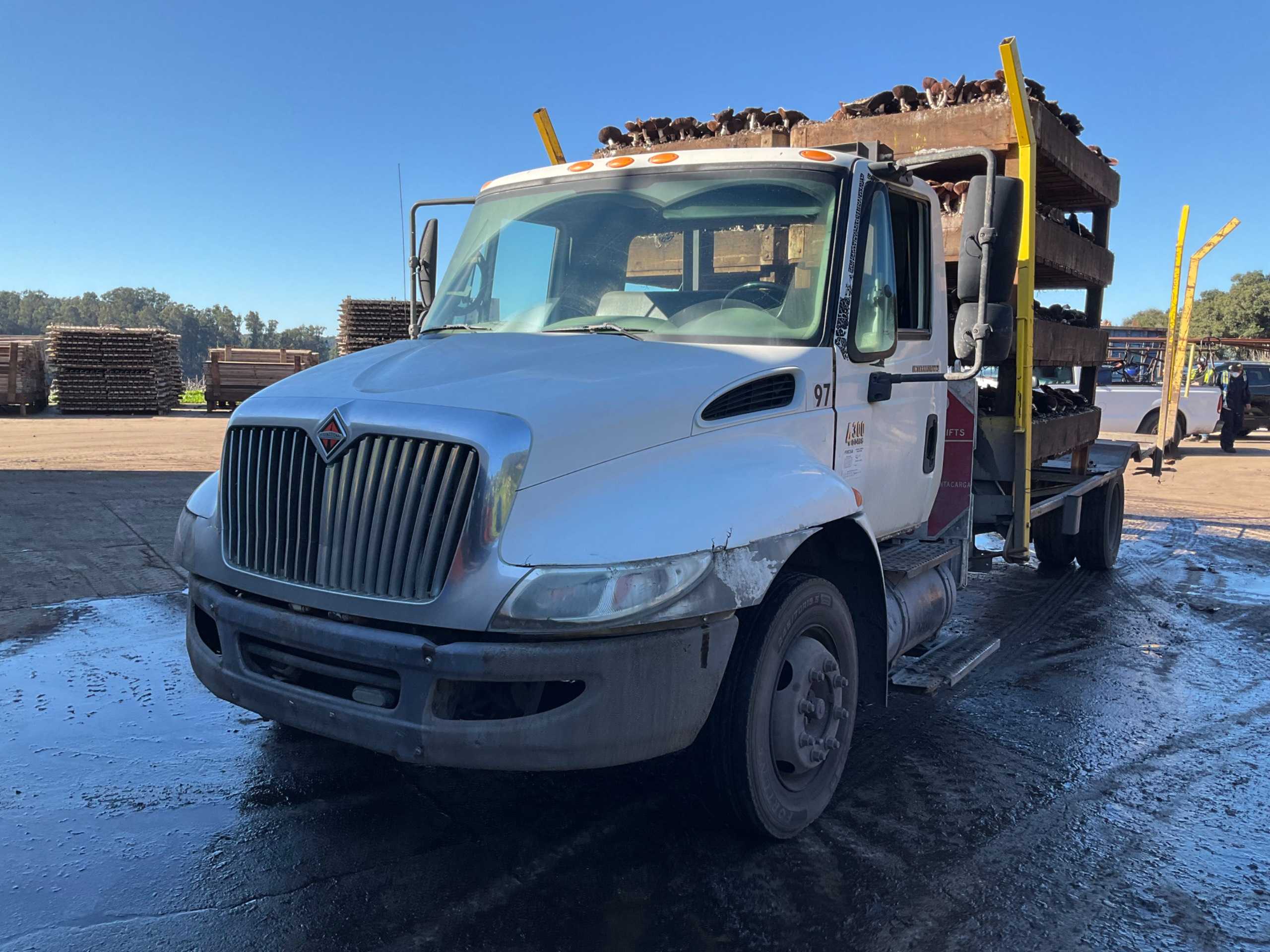 INTERNATIONAL 4300 SBA LP 4X2 FLATBED TRUCK