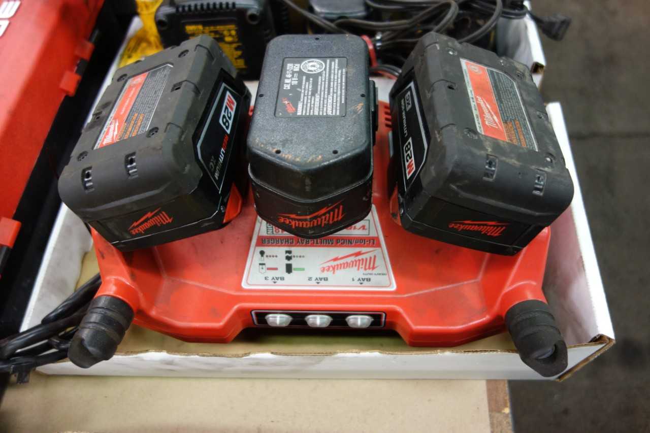 MILWAUKEE 48-59-0280 V18/V28 MULTI-BAY CHARGER - ELECTRIC POWER TOOLS