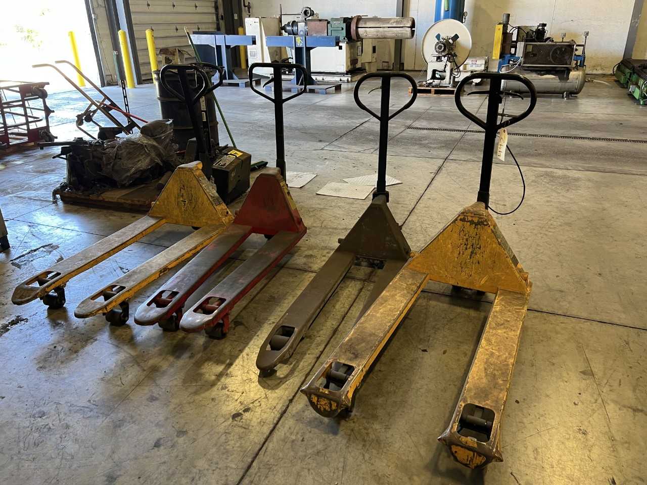 Lot of 4 manual pallet trucks 5500lbs - ELECTRIC POWER TOOLS Lot of 4 manual pallet trucks 5500lbs - ELECTRIC POWER TOOLS