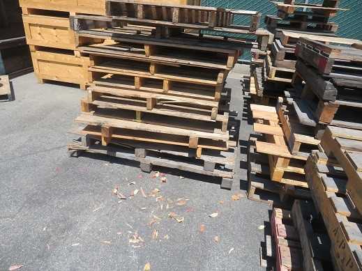 All wood and pallets in pictures, LOT - MISCELLANEOUS