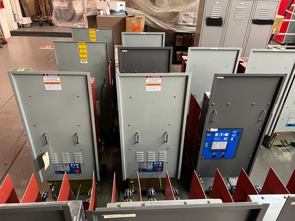 Lot of 3 Eaton VR/VSR series vacuum breakers/starters - VACUUM PUMP