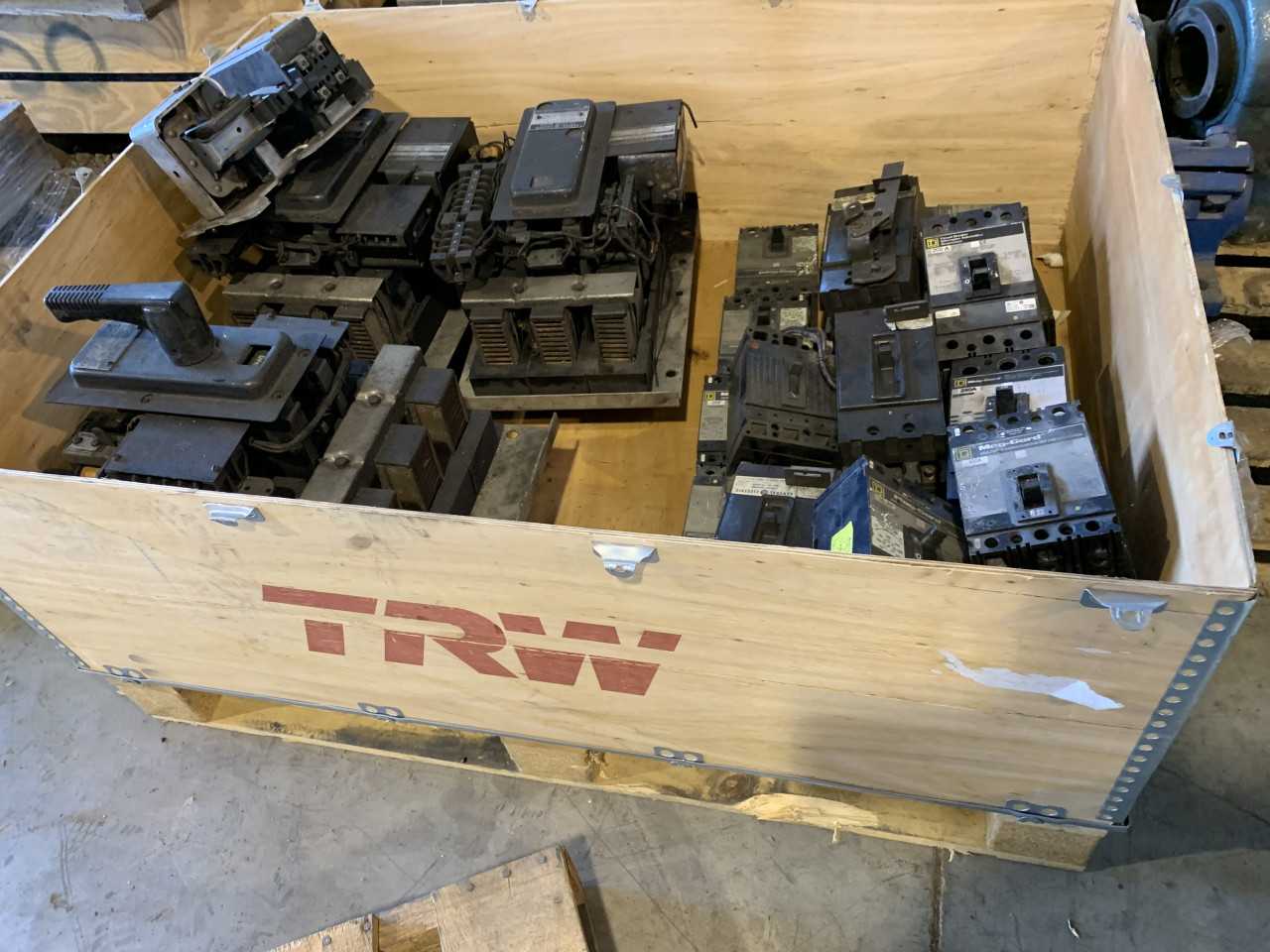 CRATE OF ELECTRICAL CIRCUIT BREAKERS SQUARE D AND GE VARIOUS SIZES - CIRCUIT BREAKERS