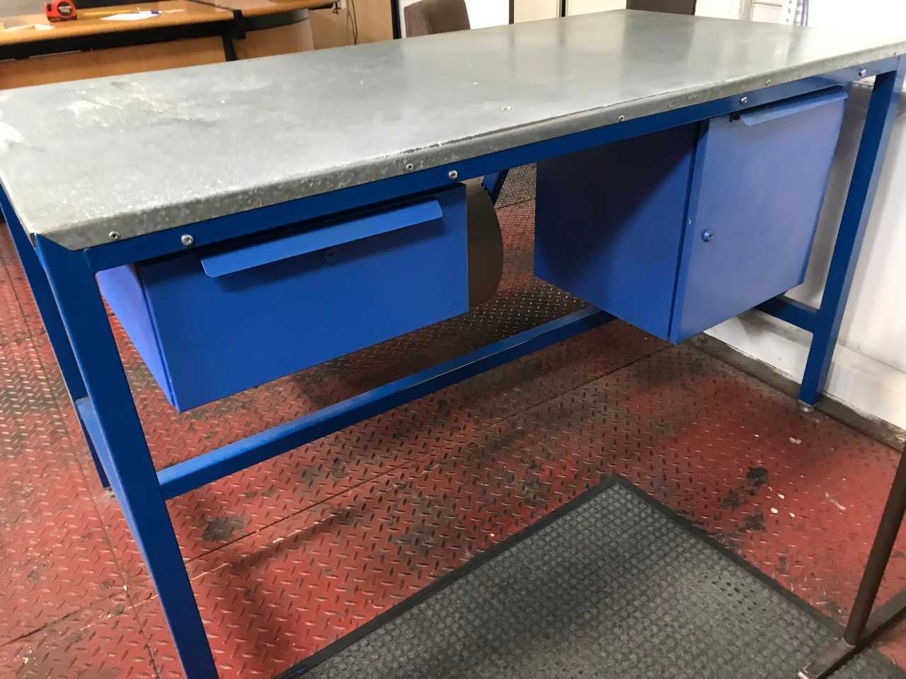 Stores packing bench with tool cupboard - MATERIAL HANDLING