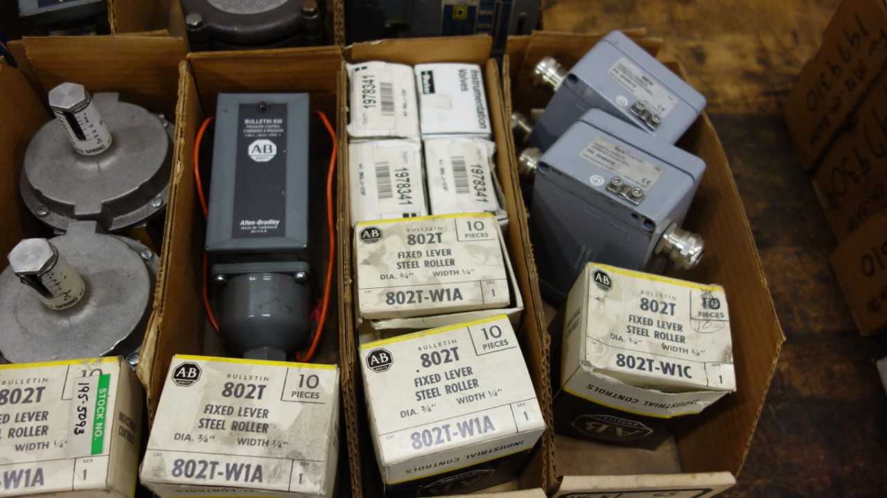 LOT OF 12 TOTES OF ASSORTED ELECTRICAL CONTROLS SWITCHES - ELECTRICAL COMPONENTS