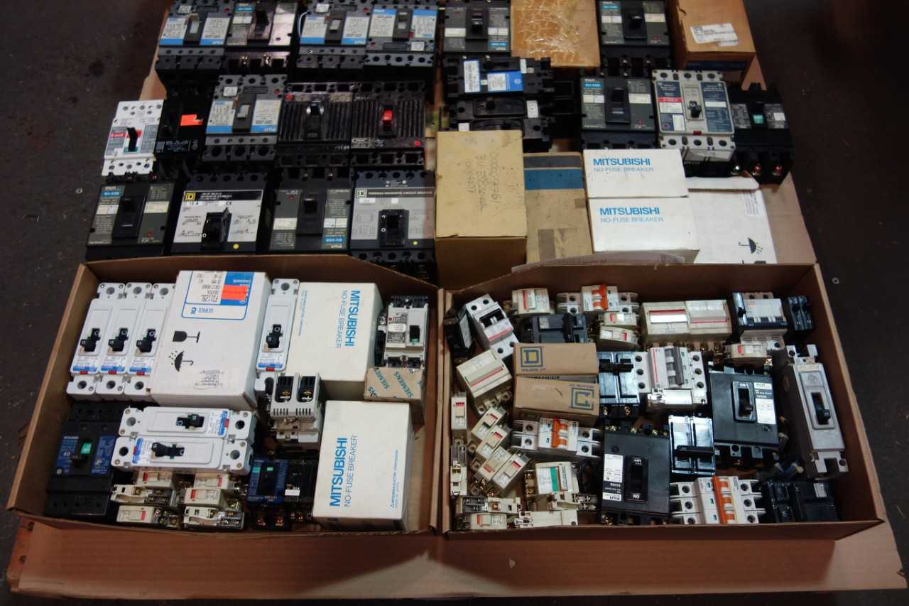 1 PALLET OF ASSORTED MOLDED CASE CIRCUIT BREAKERS- FUJI, MITSUBISHI, CUTLER-HAMMER - CIRCUIT BREAKERS