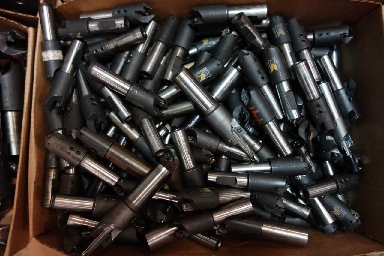 LOT OF ASSORTED END MILLS - KENNAMETAL - ELECTRIC POWER TOOLS