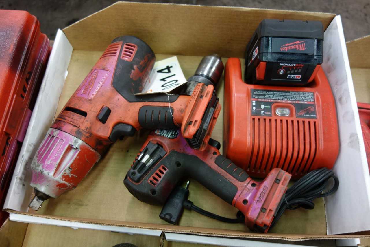 LOT OF 2 MILWAUKEE M28 1/2IN IMPACT WRENCHES - ELECTRIC POWER TOOLS