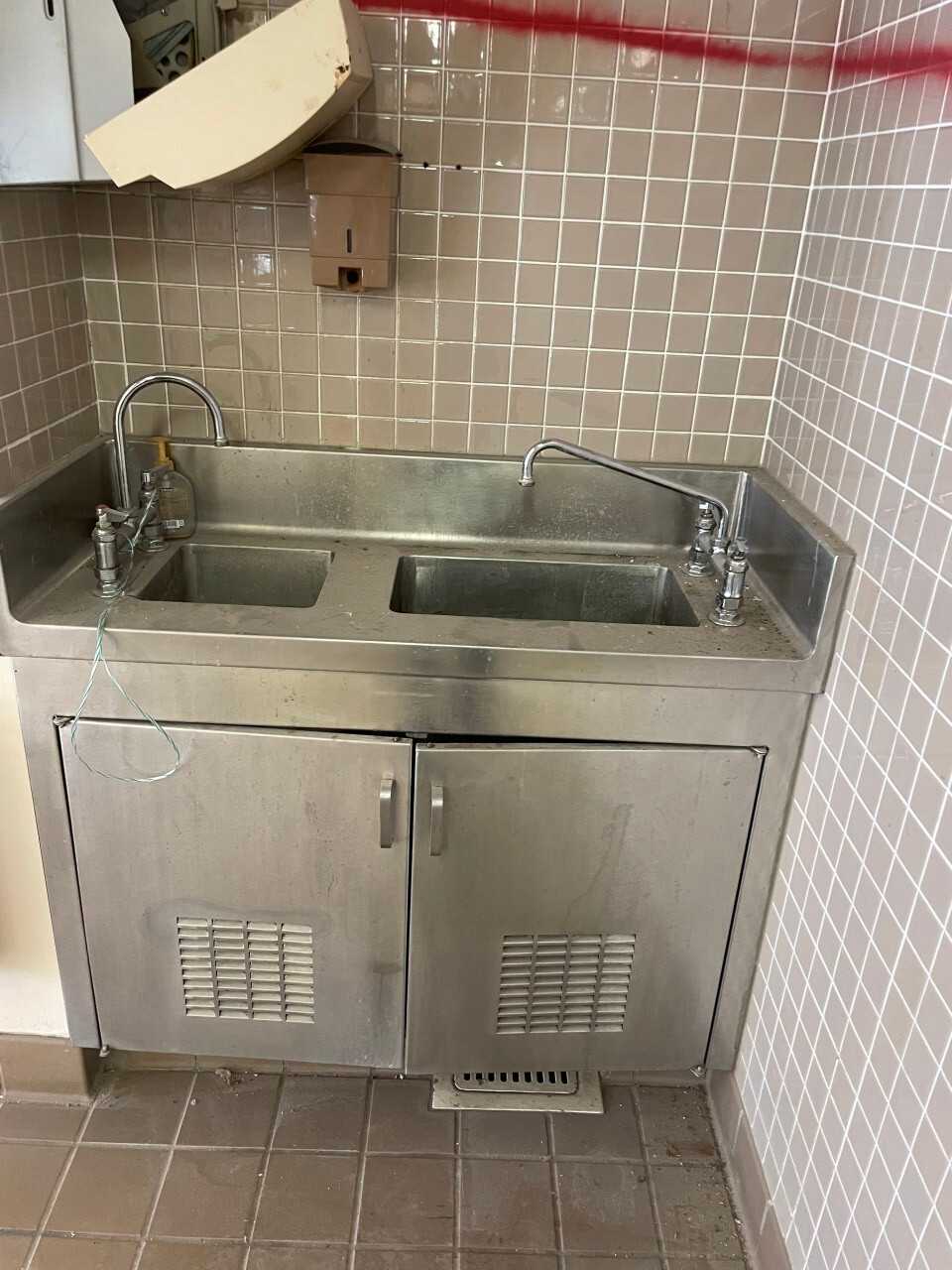 Bulk Lot of Commercial Kitchen Grills, Warmers, Ovens, Freezers & Sinks - FOOD & BEVERAGE