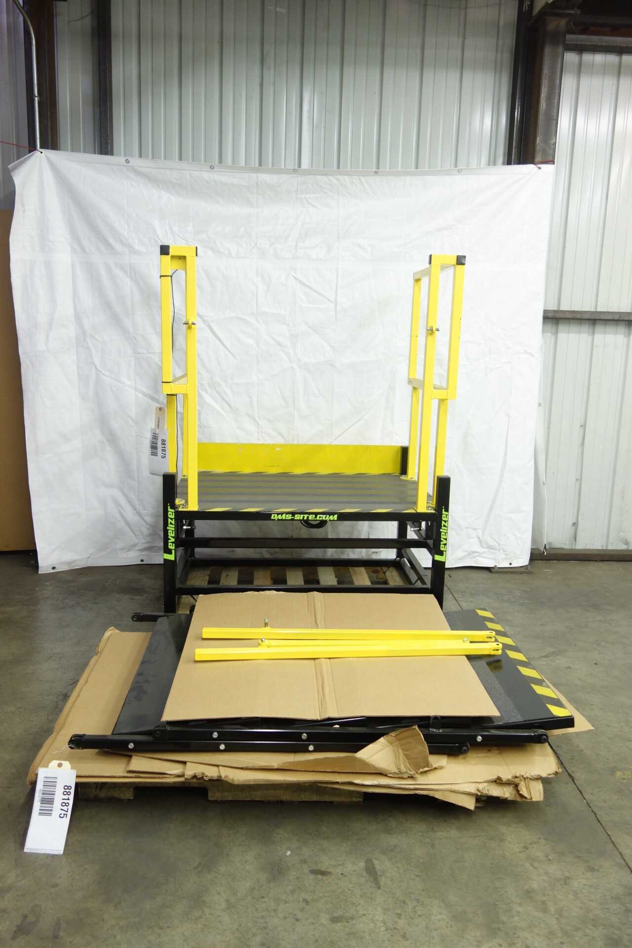 DMT LEVELIZER PERSONNEL PLATFORM WITH ARTICULATING STAIRS - MATERIAL HANDLING