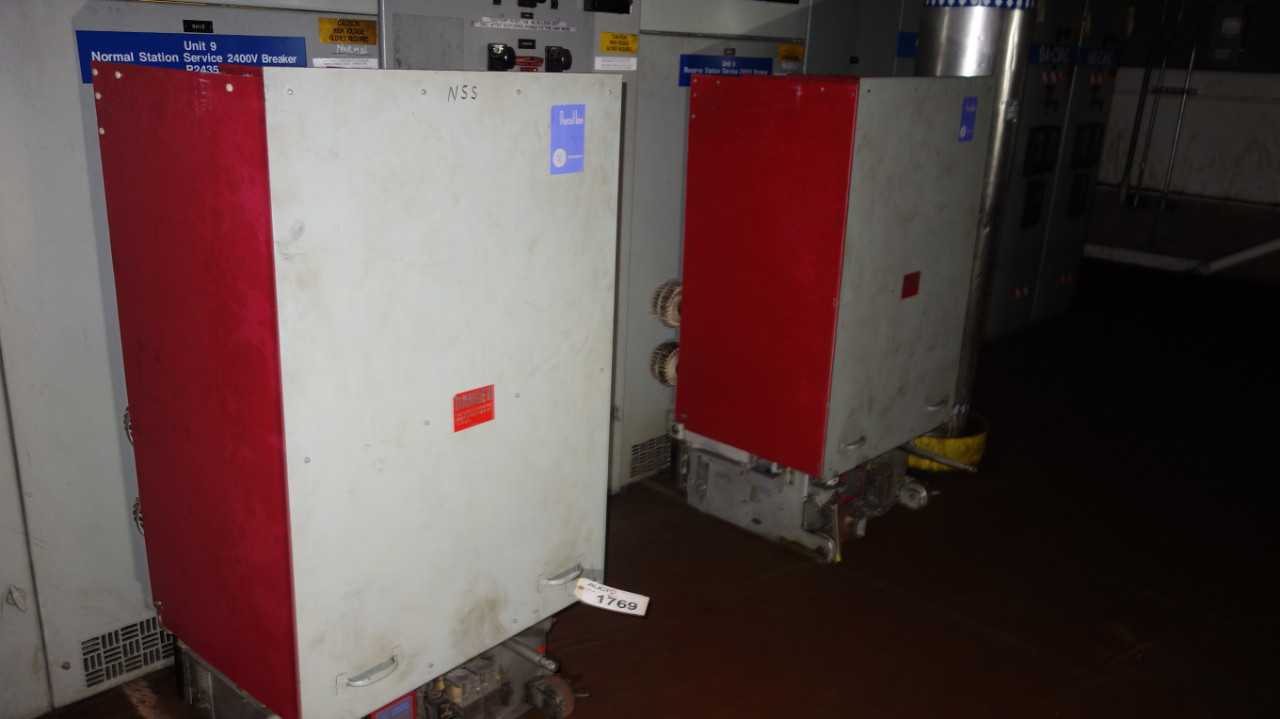LOT OF 2 WESTINGHOUSE 50DHP250 3000A BREAKERS - CIRCUIT BREAKERS