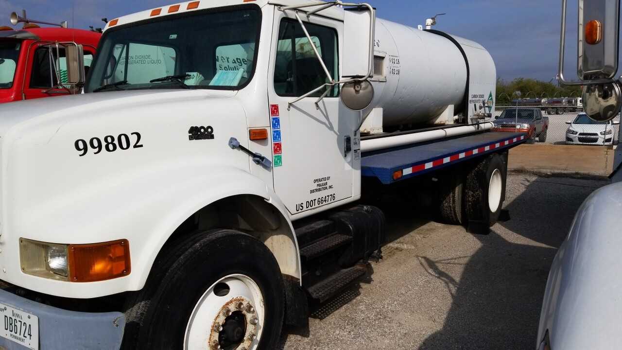 1998 International 4900 4x2 Micro-Bulk - HYDRO EXCAVATOR TRUCKS 1998 International 4900 4x2 Micro-Bulk - HYDRO EXCAVATOR TRUCKS