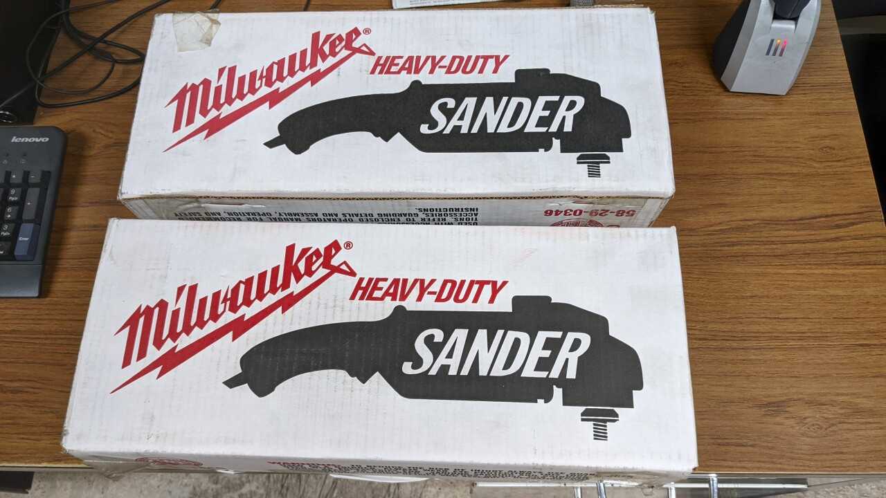 LOT OF 2 MILWAUKEE HEAVY DUTY SANDERS - ELECTRIC POWER TOOLS