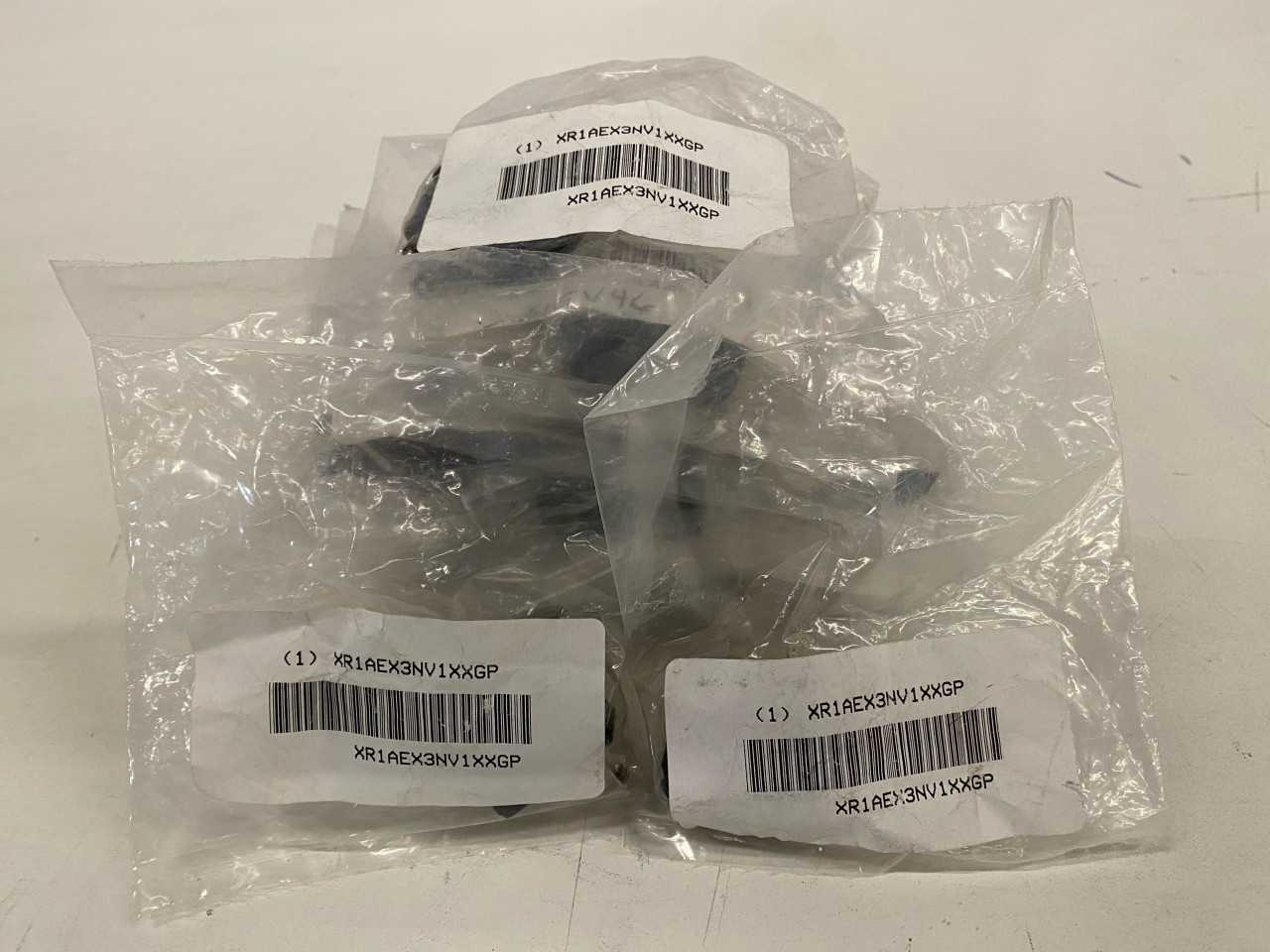 Lot of Quantity 21x XR1AEX3NV1XXGP Switches - ELECTRICAL COMPONENTS