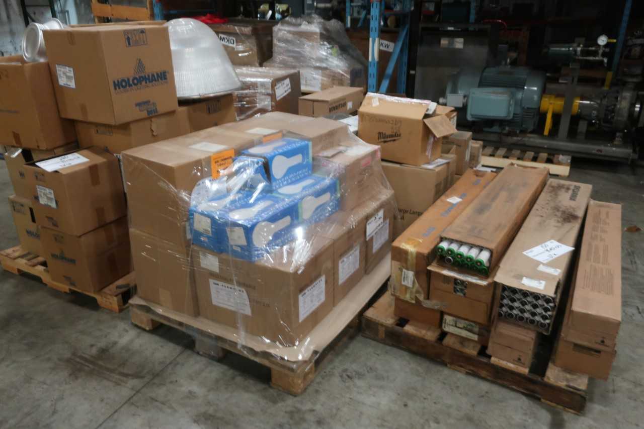 5 PALLETS OF ASSORTED LIGHTING AND LIGHT BULBS - LIGHTING