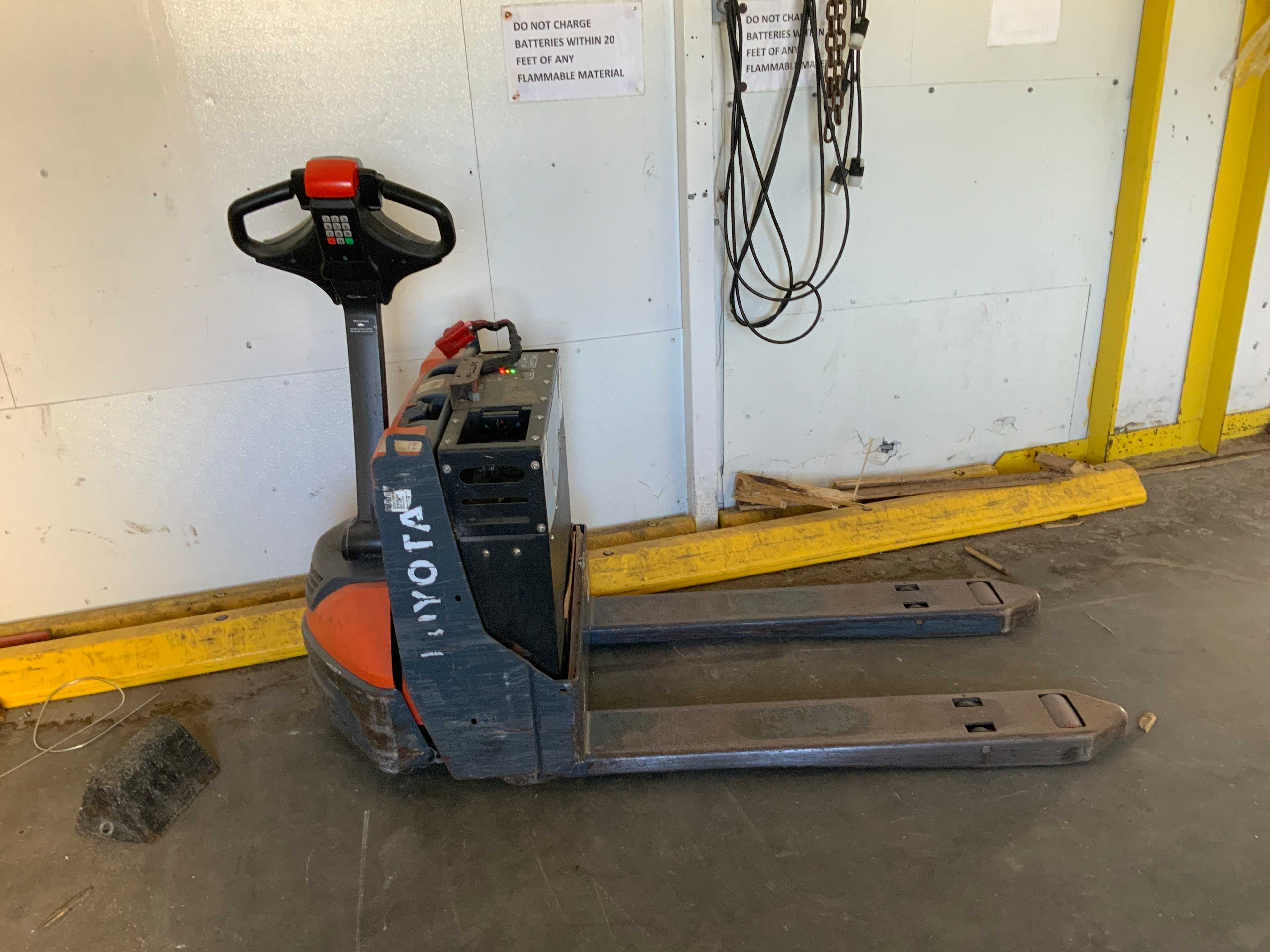 TOYOTA 8HBW23 ELECTRIC PALLET TRUCK - MATERIAL HANDLERS